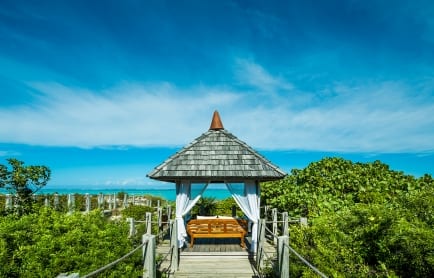 67121097-h1-tiki_hut_lunch_2