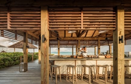 93605456-h1-como_beach_club_-_bartender_service