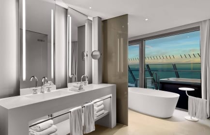 -suite-bathroom-1982-hor-clsc