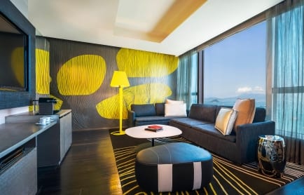 101160937-h1-hkgwh-guestroom-3955-hor-clsc