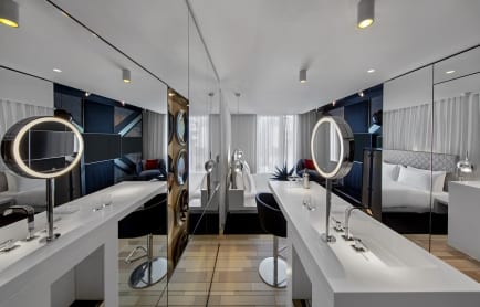 111879715-h1-lonhw-king-guestroom-3364-hor-clsc