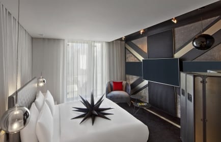 111879723-h1-lonhw-king-guestroom-3362-hor-clsc