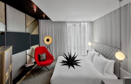 111879740-h1-lonhw-king-guestroom-3357-hor-clsc