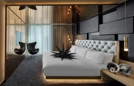 111880005-h1-lonhw-king-suite-3345-hor-clsc