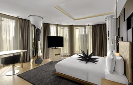 114178309-h1-lonhw-king-suite-3227-hor-clsc