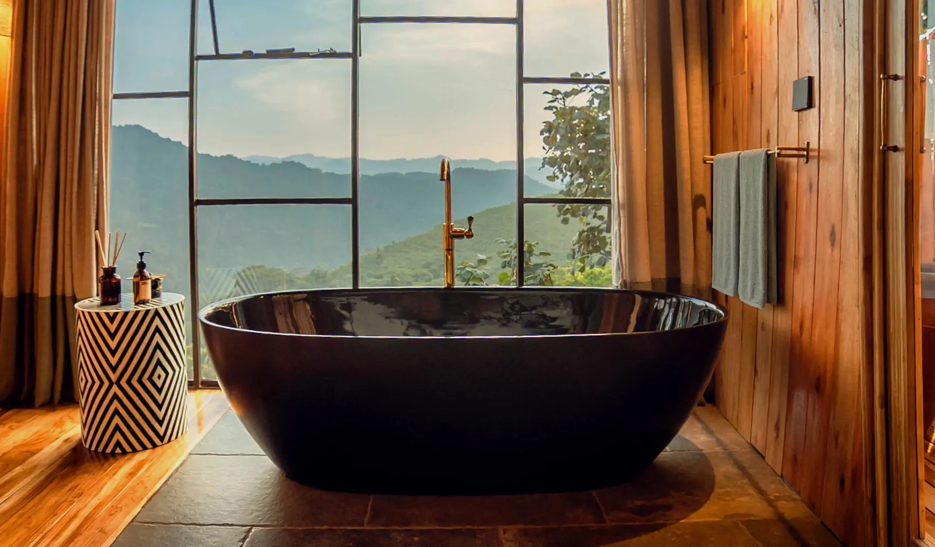 Freestanding bathtub in an Erebero Hills suite, with the surrounding landscape forming the backdrop